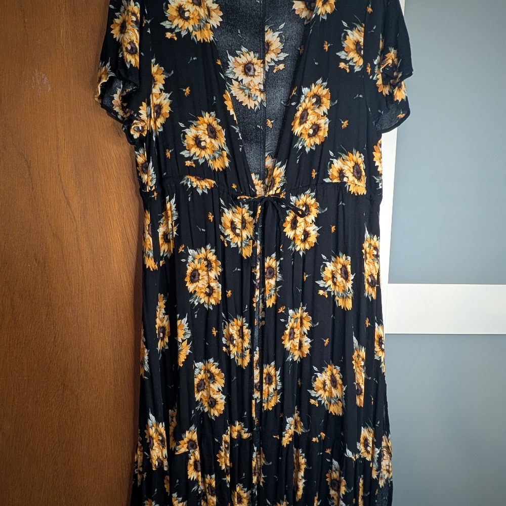 Black and Sunflower kimono - Picture 3 of 9